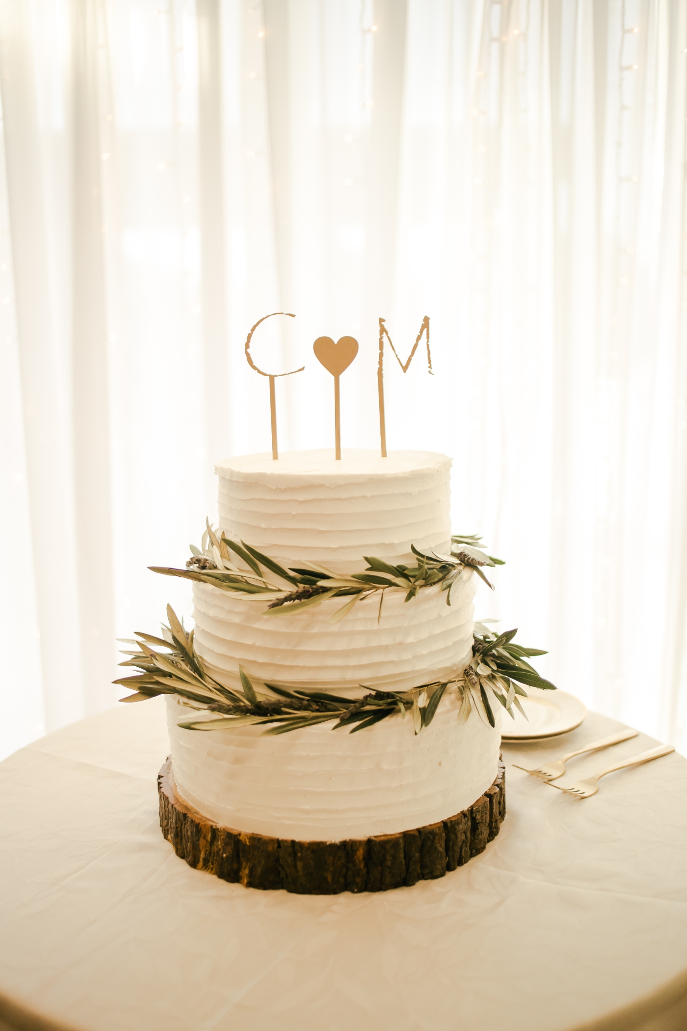 The best ways to display your wedding cake