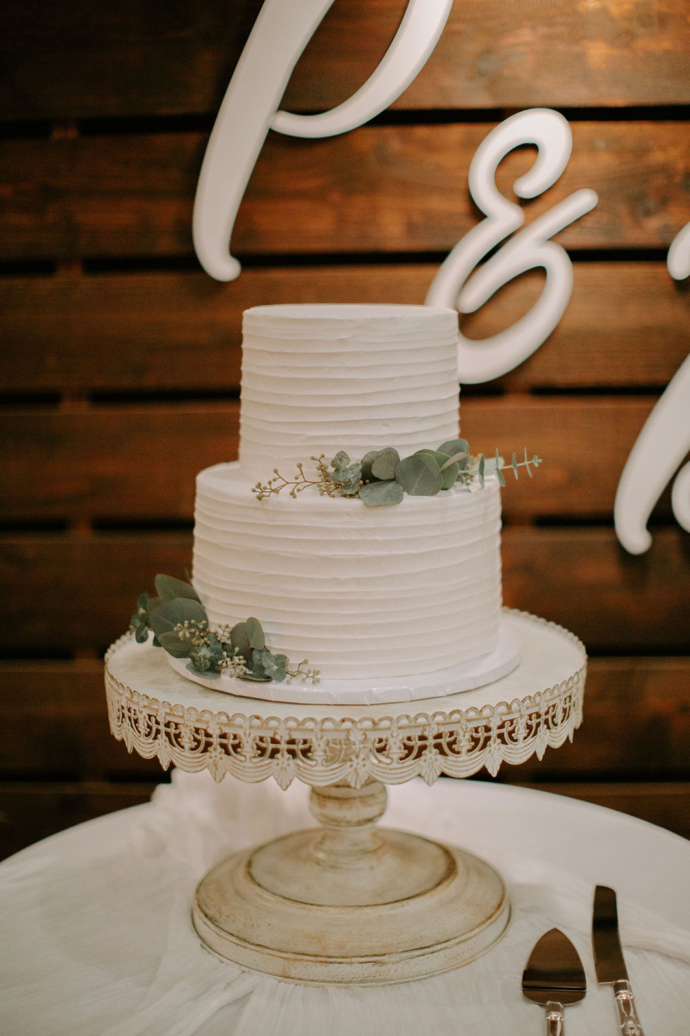 The best ways to display your wedding cake.